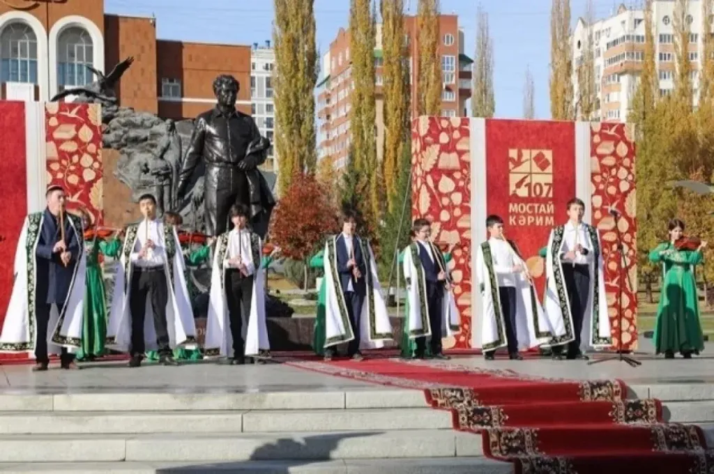 В Уфе почтили память Мустая Карима в 107-ю годовщину рождения