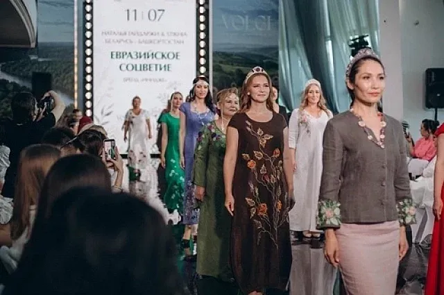 Модель из Уфы дебютировала на показе Balenciaga в Париже